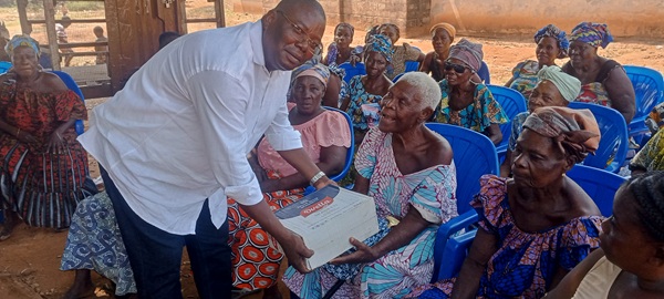 Fêtes de fin d’année solidaire avec les populations de Vo2 : Le Maire Tomégah Dominique offre des vivres à plus de 1000 personnes