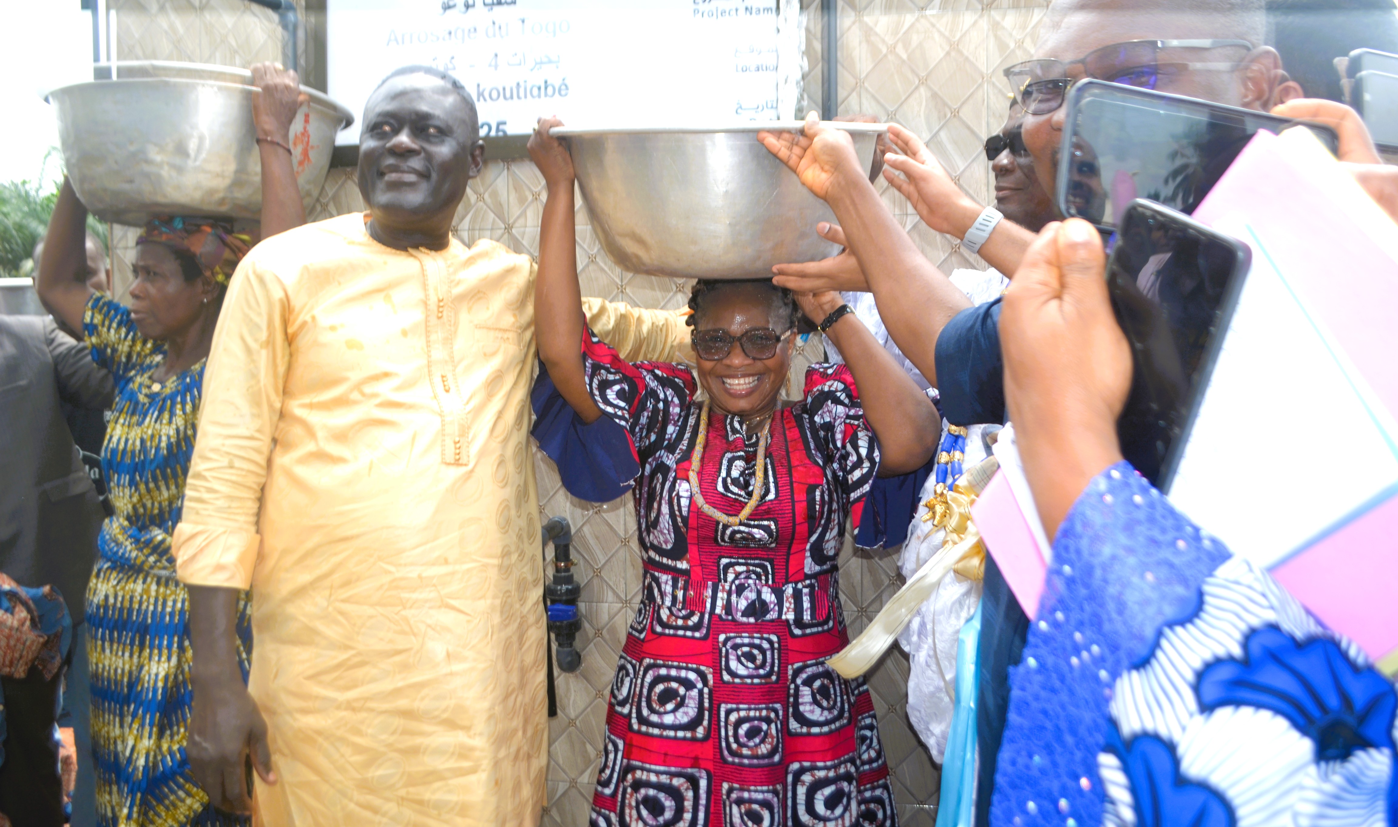 Lacs 4 : Esther Ayélé GABIAM et Direct AID remettent un forage photovoltaïque à Koutigbé 