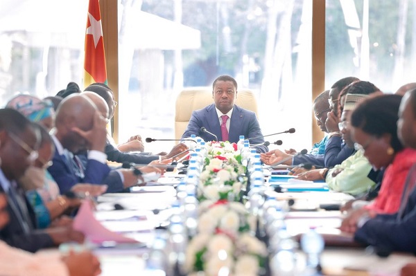 Gouvernance de bric et de broc du Togo et ses avatars Raret&eacute; de Conseils de ministres, d&eacute;placements des membres du gouvernement en pointill&eacute;s